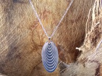 Gargantilha prateada com pingente oval