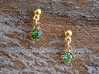 Brinco dourado com strass verde